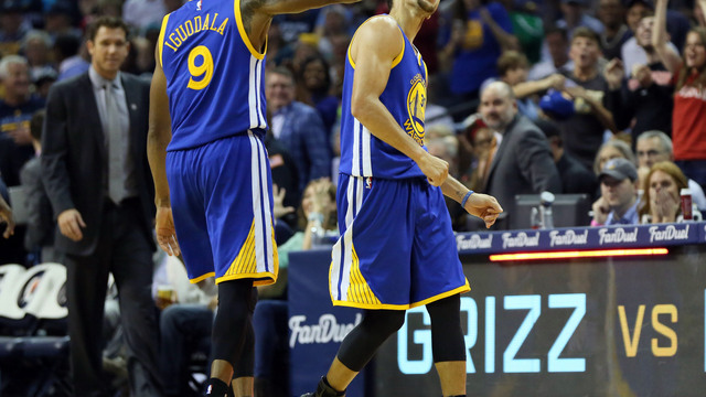 Watch: Steph scoops 1-hand feed to Iguodala for alley-oop