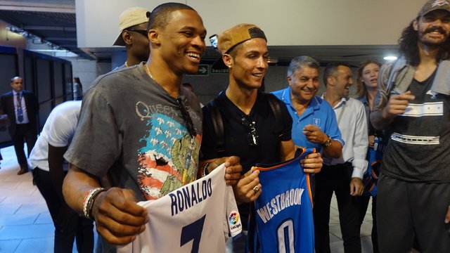 Westbrook, Ronaldo swap jerseys after Real Madrid game