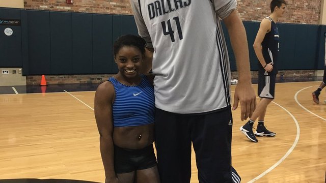 Nowitzki makes 4-foot-8 Simone Biles look even tinier