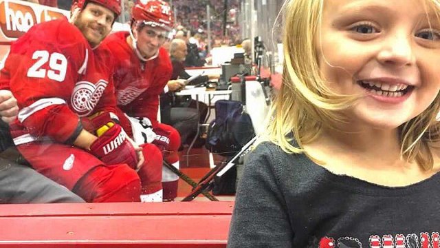 Ott, Larkin photobomb young Red Wings fan from penalty box