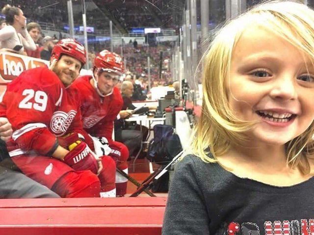 Ott, Larkin photobomb young Red Wings fan from penalty box