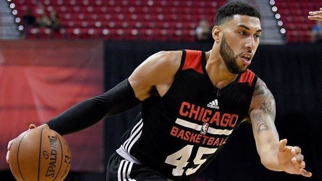 Bulls' Valentine sprains ankle in debut vs. Bucks
