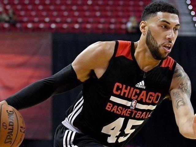 Bulls' Valentine sprains ankle in debut vs. Bucks