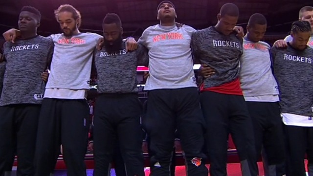 Knicks, Rockets lock arms during anthem