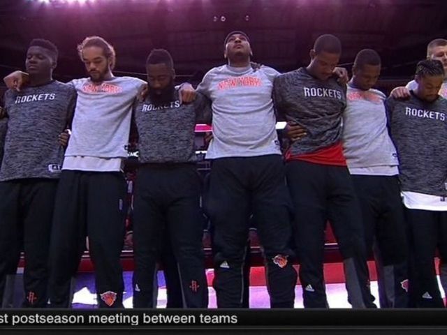 Knicks, Rockets lock arms during anthem