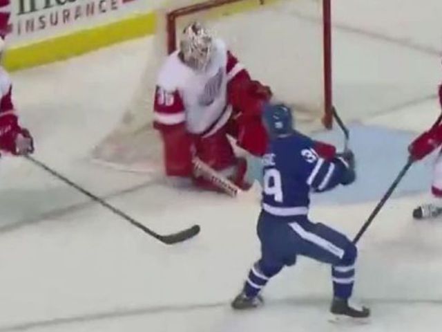 Maple Leafs' Smith sets up Leipsic with falling dish