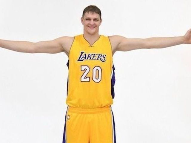 Watch: Lakers' Mozgov crams left-handed on Nuggets' Nurkic