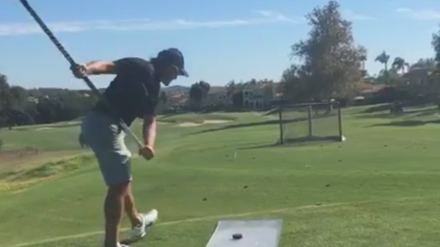 Selanne nails long-distance slap shot at charity golf tournament