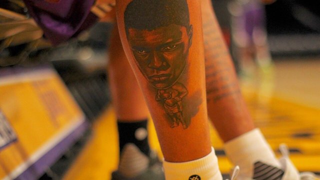 Lakers' Russell gets Muhammad Ali tattoo on leg