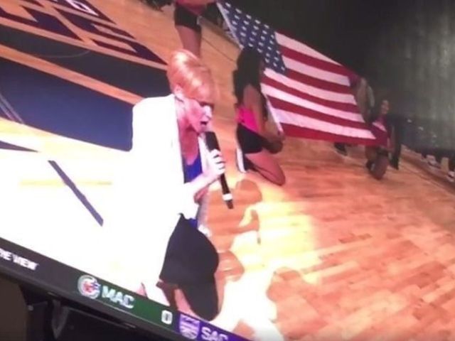 Singer takes knee while performing anthem at Kings game | theScore