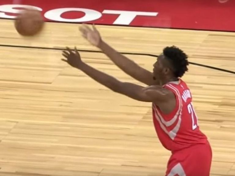 Rockets' Onuaku shows off underhand freethrows vs. Pelicans