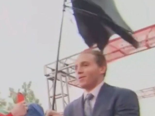 Patrick Kane's umbrella fails him on red carpet walk-in