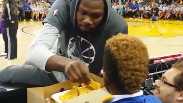 Durant snags nachos from fan at Warriors' open practice