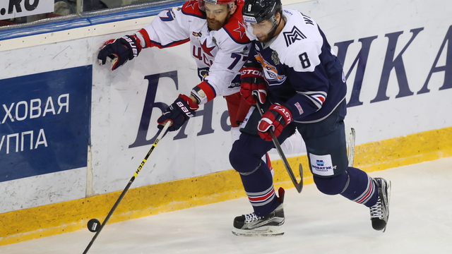Watch: Wojtek Wolski stretchered off KHL ice after dive into boards