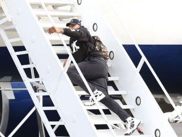 Cousins trips up stairs trying to board plane