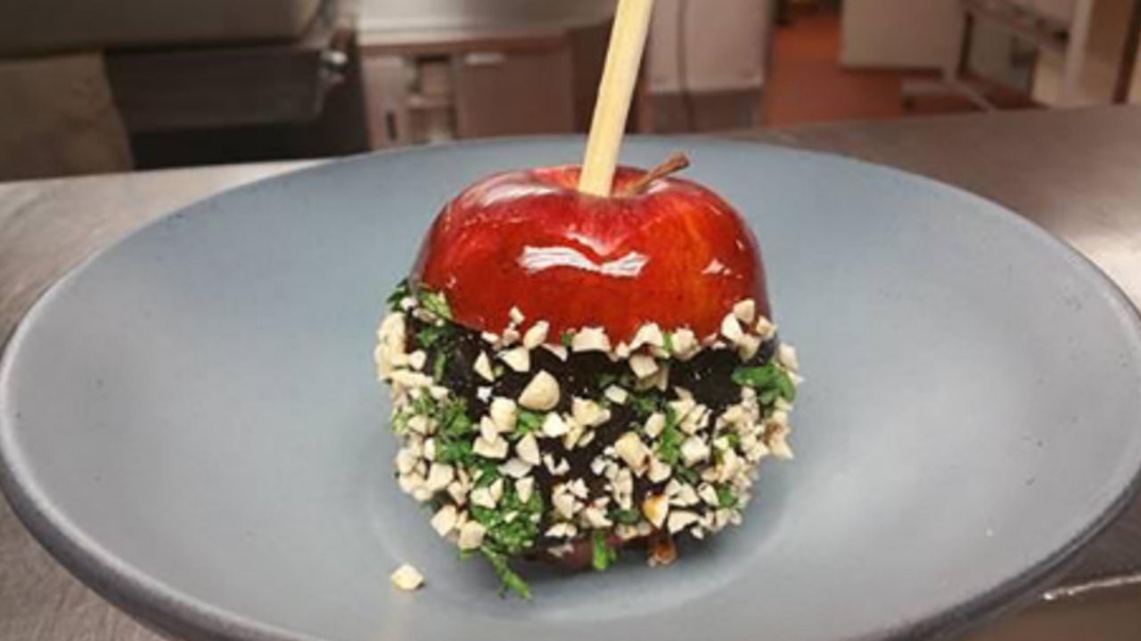 Indians debut candied apple short rib sandwich | theScore