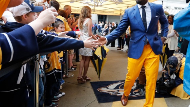 Subban arrives at 1st Predators game in blue-and-gold suit