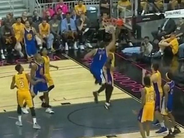 Warriors' McGee posterizes Robinson
