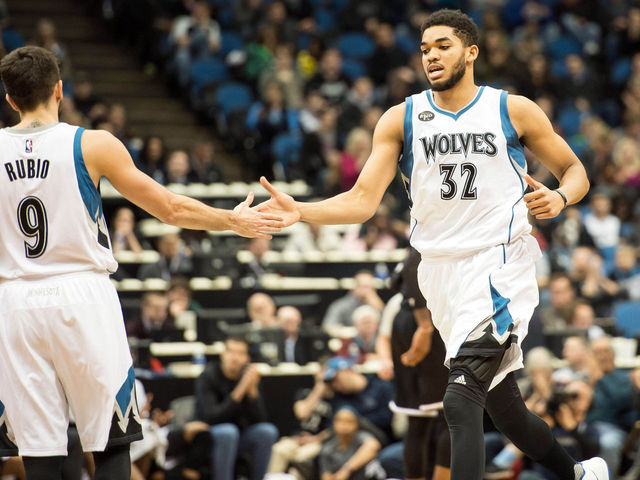 Watch: Rubio bounce pass leads to Towns slam