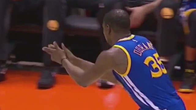 Durant high-fives himself after snubbed by Looney