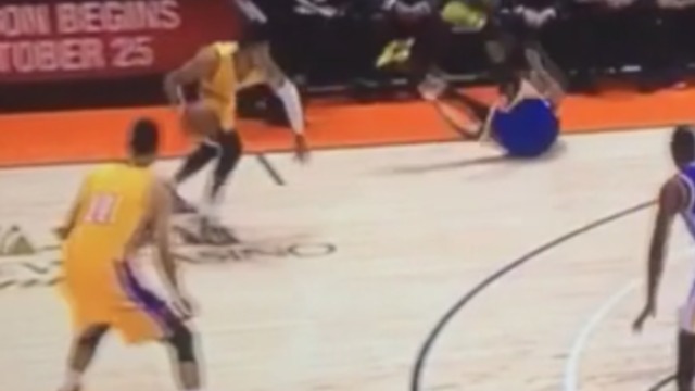 Watch: Curry tumble sets up Yi's wide-open jumper