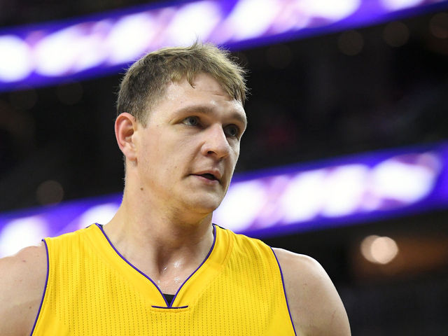 Lakers' Mozgov takes hard fall, leaves preseason tilt with Warriors
