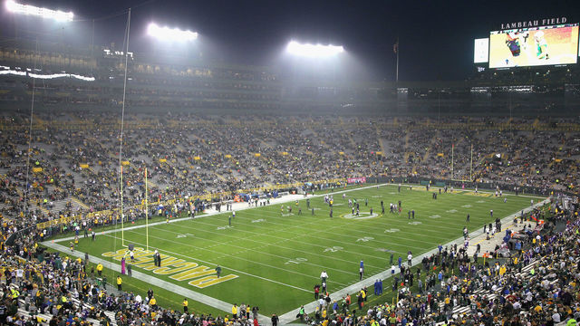 Packers surprised by Navy helicopter flyover at Lambeau Field