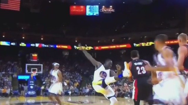 Draymond Green's kicking habit continues