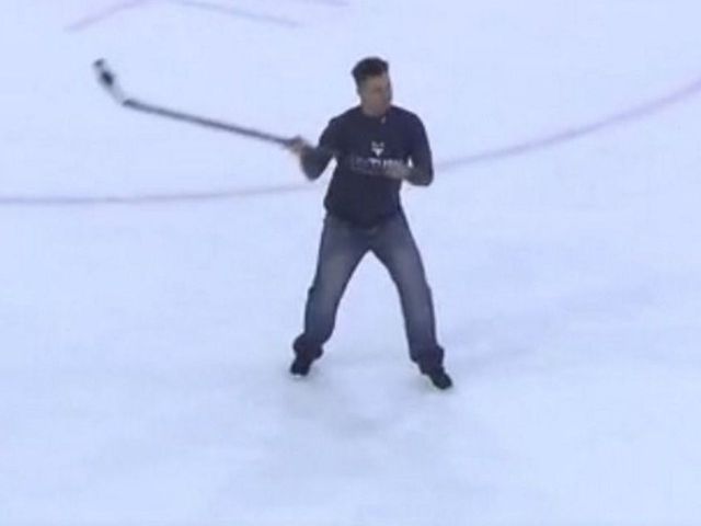 Michigan hockey legend hits lacrosse-style Score-O shot from far blue line