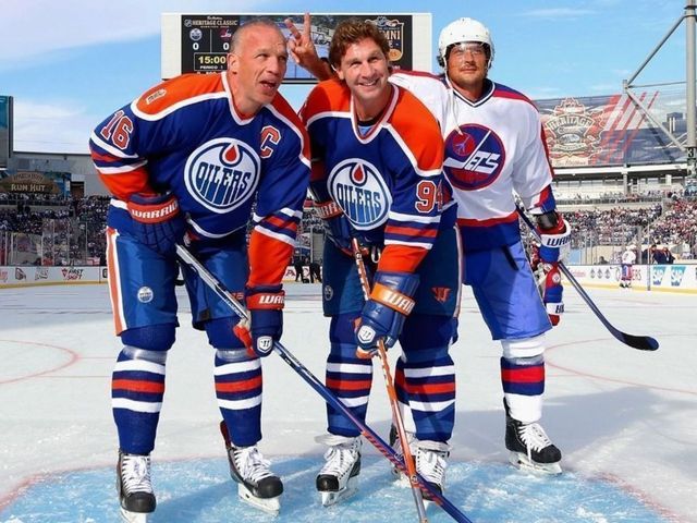 Teemu photobombs Oilers' Buchberger, Smyth