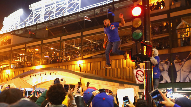 Watch: Cubs fan climbs, jumps off traffic pole