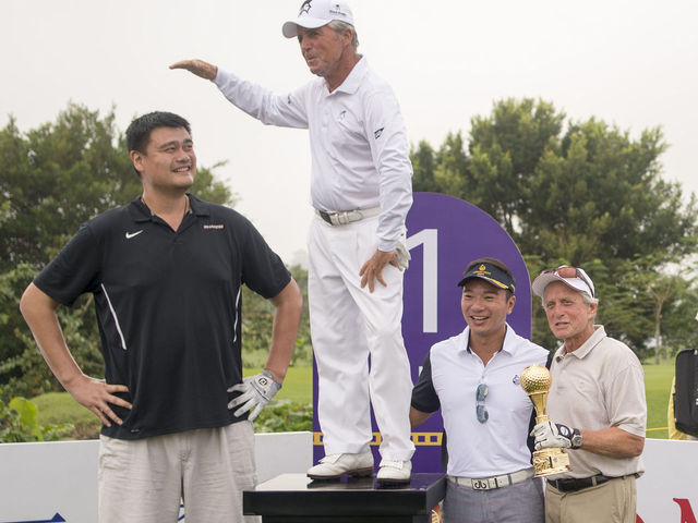 Yao Ming playing golf with Gary Player looks as funny as you'd imagine