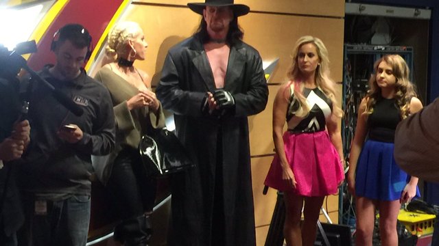 WWE's Undertaker appears at Knicks-Cavs game