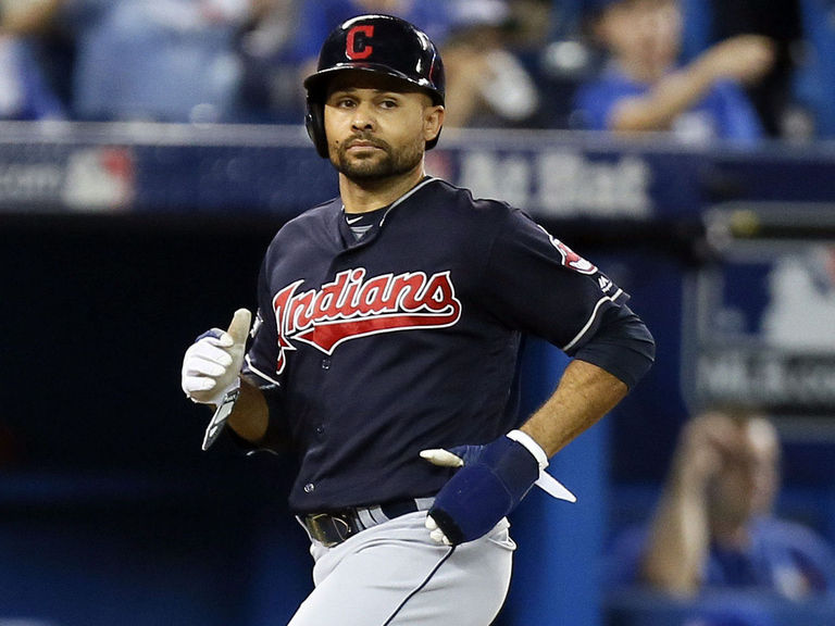 Watch: Crisp warms up bat using dugout heater | theScore.com