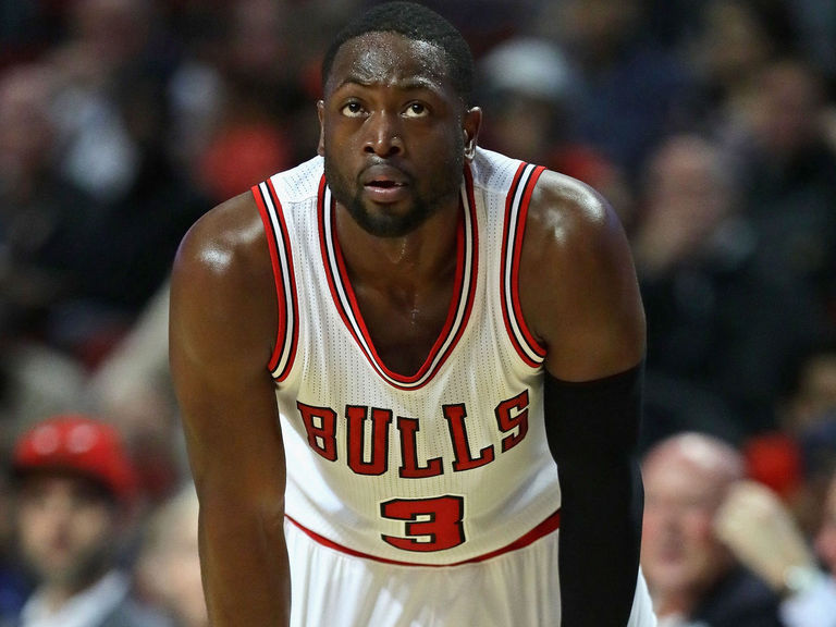 Watch: Wade introduced in Bulls debut, hits 1st points of game