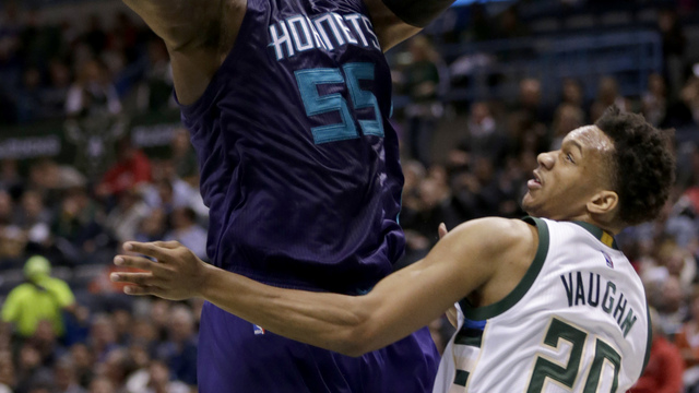 Hornets' Hibbert hurts knee vs. Heat