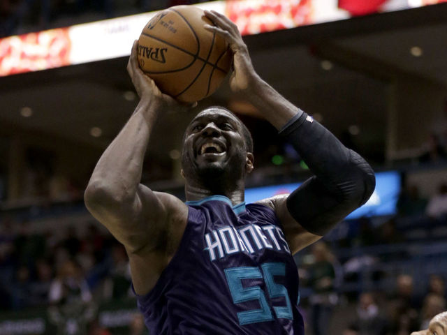 Hornets' Hibbert hurts knee vs. Heat