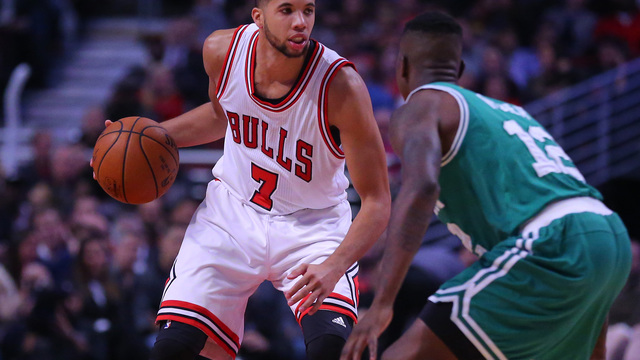 Bulls' Carter-Williams suffers sprained knee, will undergo MRI