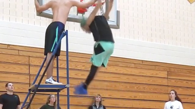 Pro dunker shows off ridiculous 'Upside Down' dunk