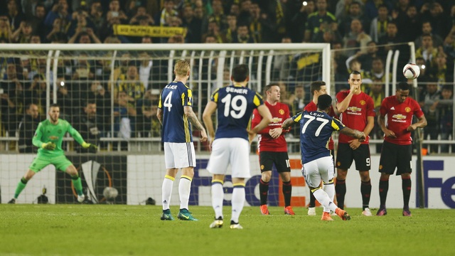 Watch: Lens stuns Manchester United with curling free-kick goal