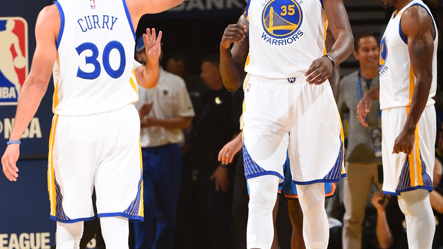 Watch: Curry loses mouthpiece, still finds KD for easy basket