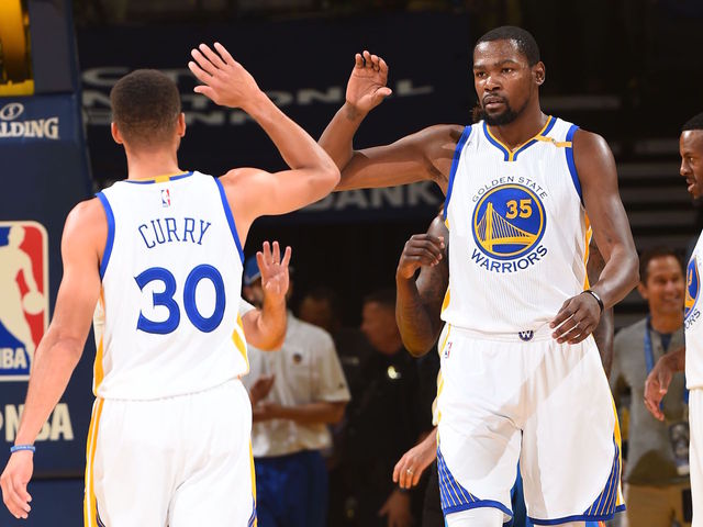 Watch: Curry loses mouthpiece, still finds KD for easy basket