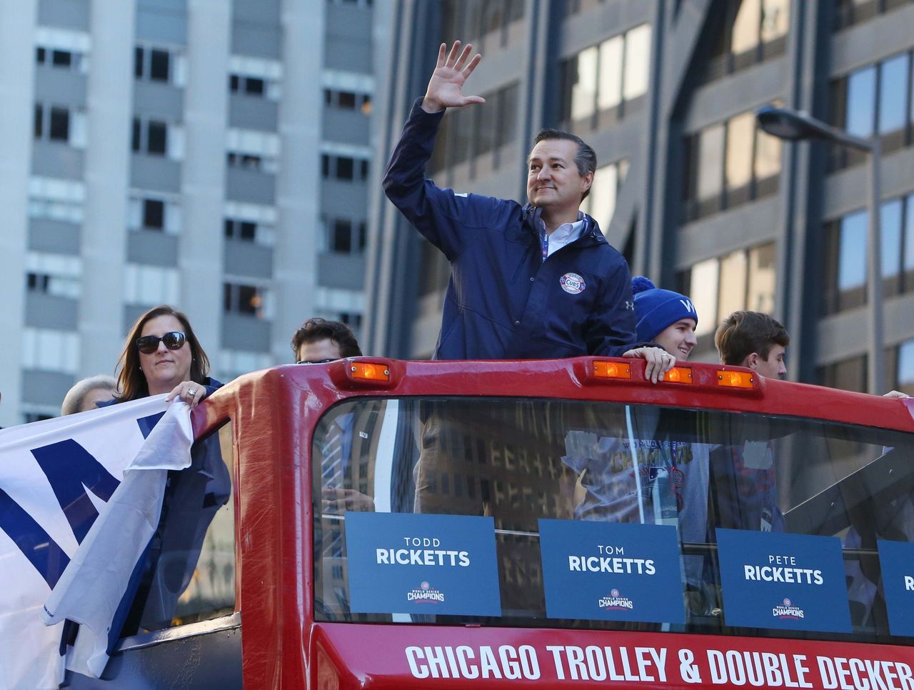 File:Cubs World Series Victory Parade (30477619320).jpg - Wikimedia Commons