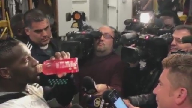 Watch: Steelers locker room freezes for 'mannequin challenge'