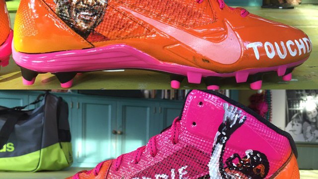 Antonio Brown honoring his dad with custom cleats