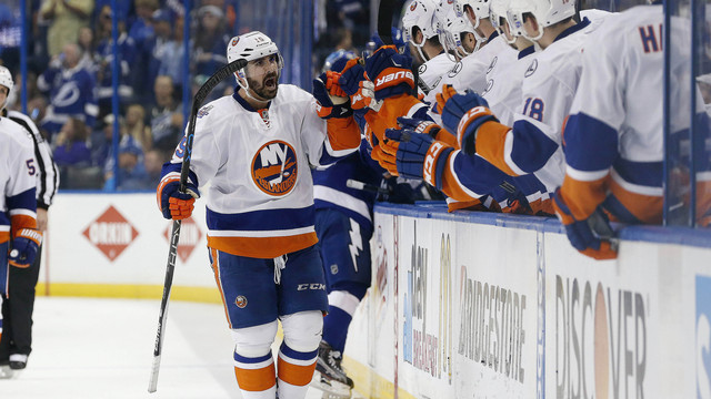 Clutterbuck to take spin on Islanders' top line with Tavares