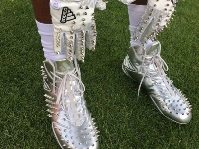 Von Miller shows off studded cleats, gloves
