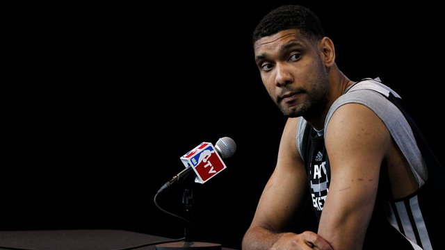 Tim Duncan drops in on Spurs practice
