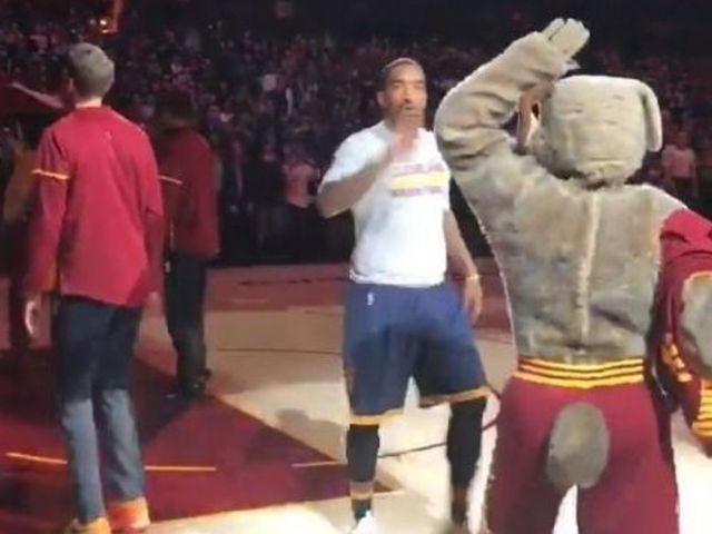 Watch: Cavs mascot removes shirt in homage to J.R. Smith