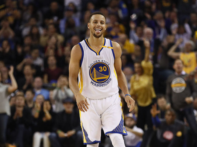 Watch: Curry falls to his knees, but recovers to nail shot